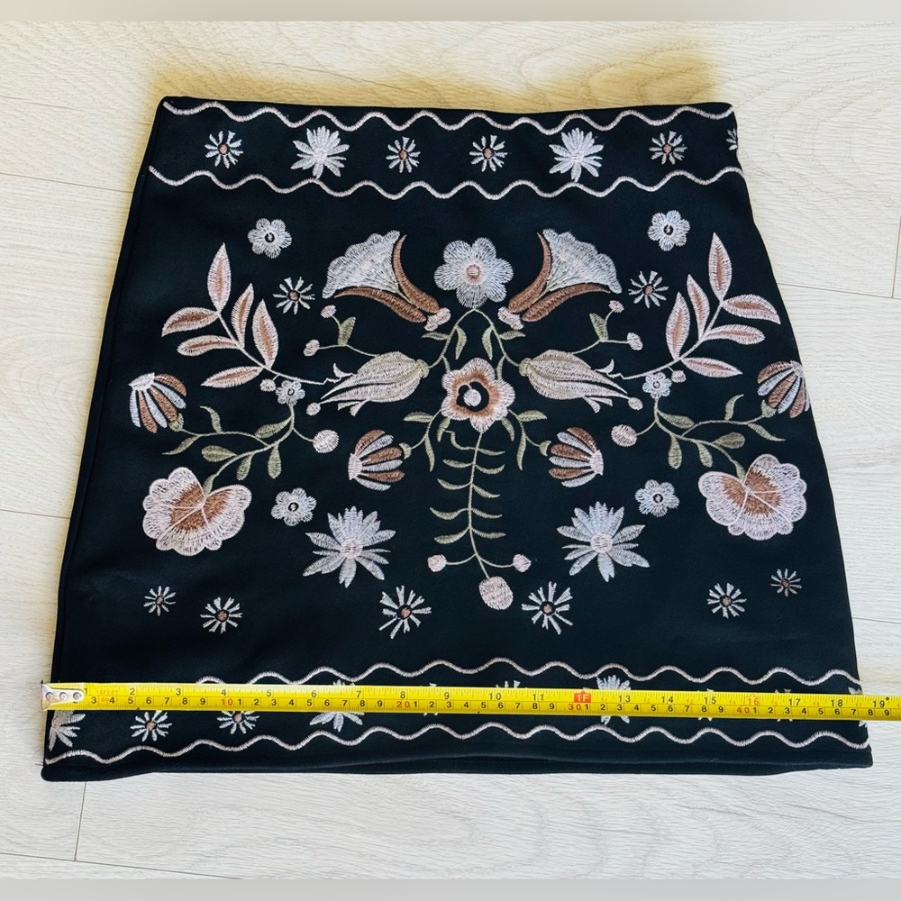 Francesca’s, miami Floral Embroidered Black Suede Skirt Size S - Picture 10 of 14
